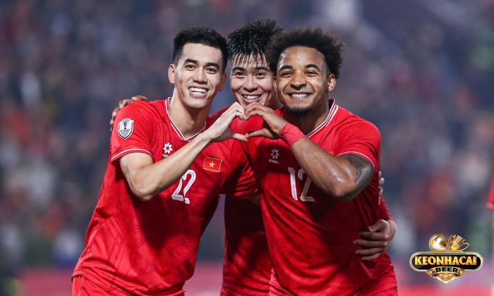 Tiền vệ có 4 người