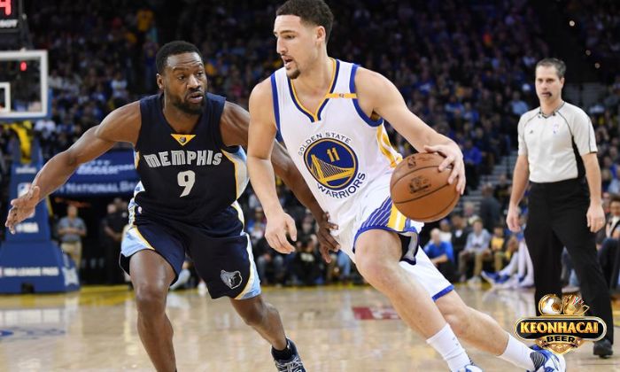 Hậu vệ ghi điểm đang chuẩn bị thực hiện cú ném dứt điểm từ xa đầy chuyên nghiệp