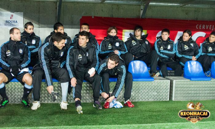 Cầu thủ dự bị là người được thay thế đồng đội khi gặp chấn thương Cầu thủ dự bị là người được thay thế đồng đội khi gặp chấn thương